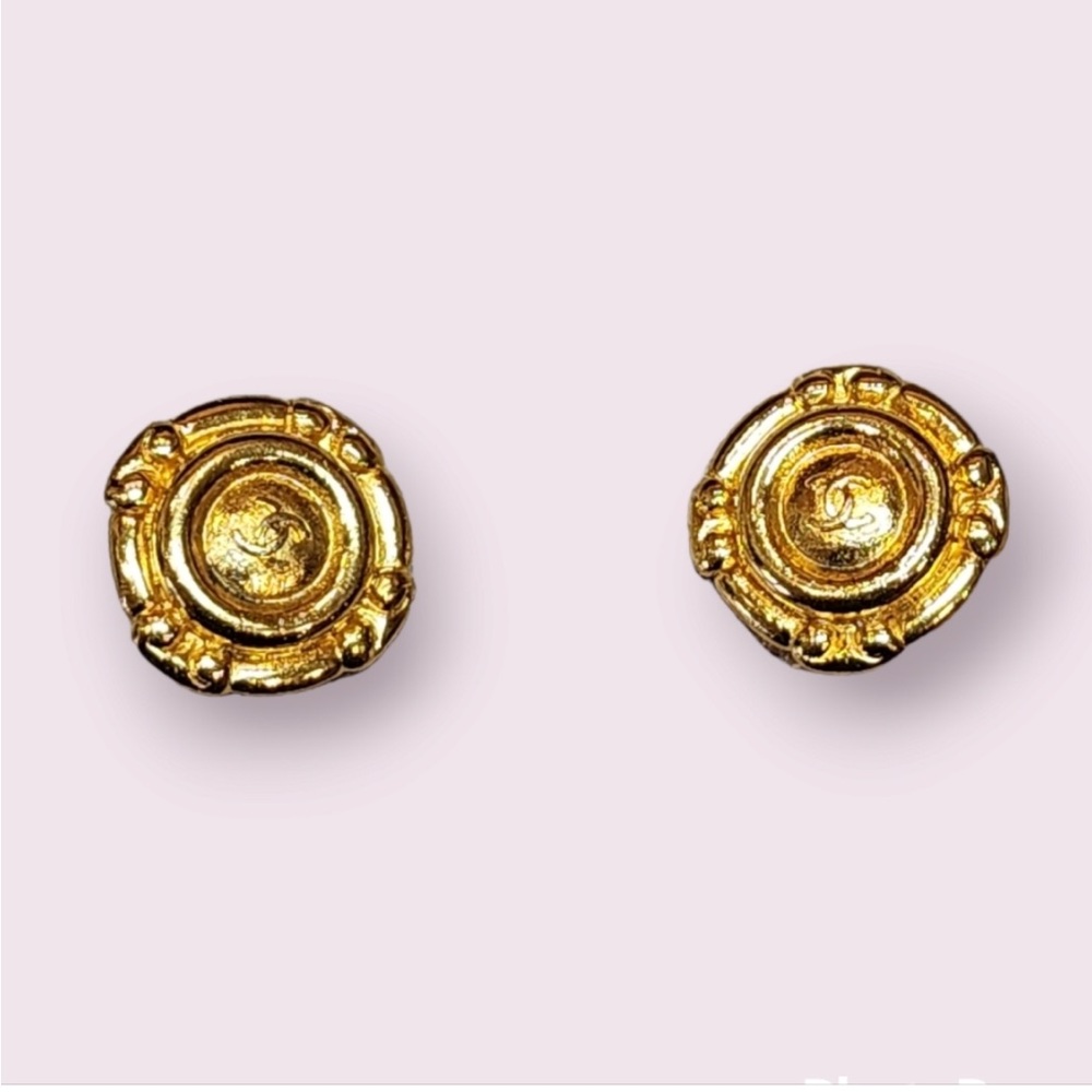 VINTAGE CHANEL Clip on Earrings